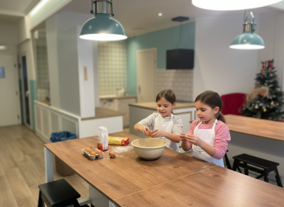 dzieci w kuchni kidskitchen na warsztatach gotowania wbijają jajka do miski
